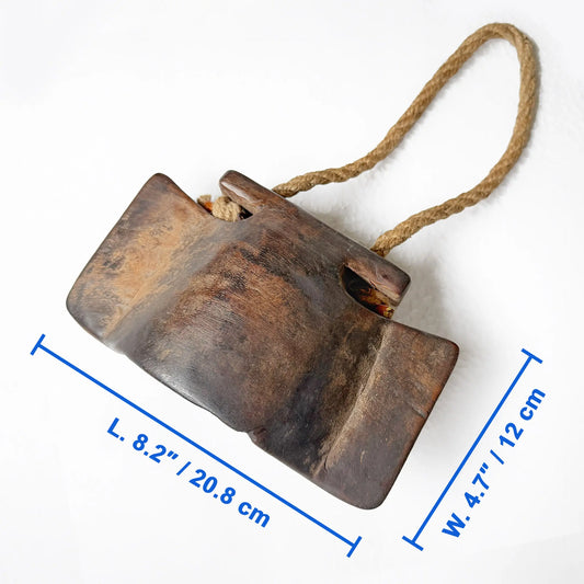 A wooden bell with a natural jute rope loop, shown on a white background with blue dimension lines indicating the length and the width measurements.