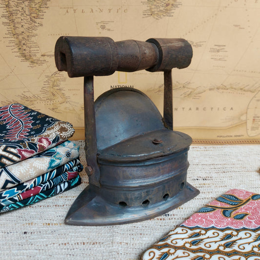 Rare Vintage Brass Coal Iron with Wooden Handle – Steamboat Shape – Traditional Clothes Iron – Charcoal Box Iron – Old Flat Iron – Rustic Home Decor
